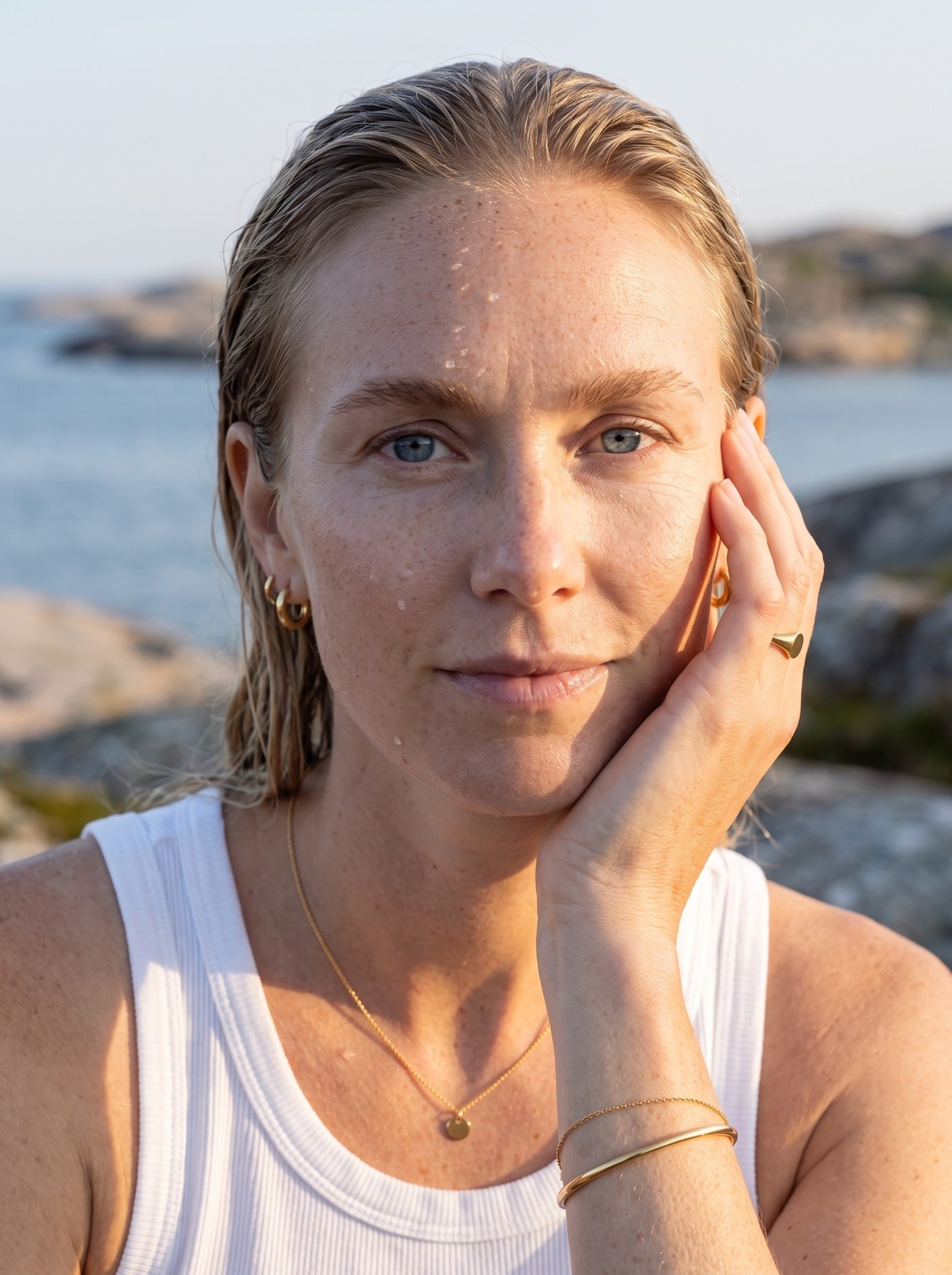 Elsa Larsson med vått hår vid havet, Elsa Smycken